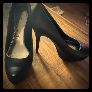 Black pumps